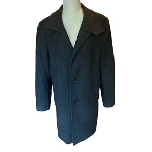 Single breasted Men's Zara Wool Pea Coat Size Medium.  Single vent in back.
